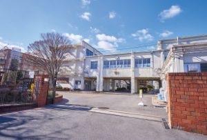 山階南小学校　徒歩4～5分